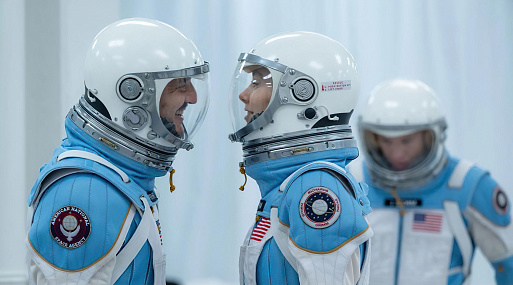 Педро Паскаль и Ванесса Кирби на новом кадре «Фантастической четвёрки»