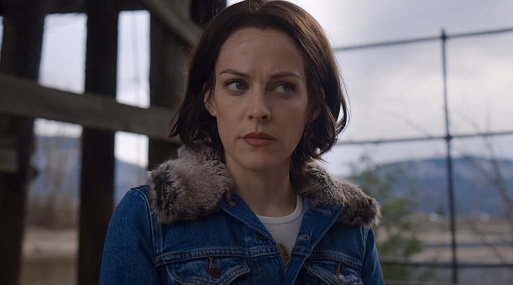 Вышел трейлер тру-крайм-сериала «Под мостом» с Райли Кио и Лили Гладстоун