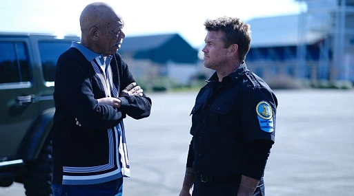 Люк Хемсворт и Морган Фримен на кадрах из боевика «Стрелок»