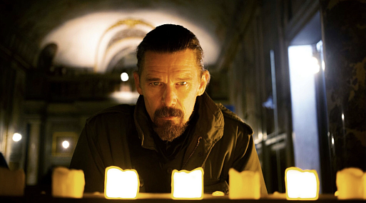 Итан Хоук пытается спасти Ватикан в трейлере фильма «Нули и единицы»