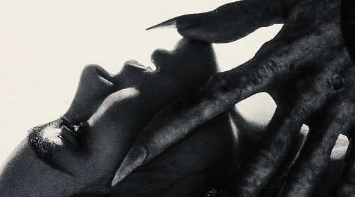 Вампирские руки касаются Лили-Роуз Депп на новом постере «Носферату»