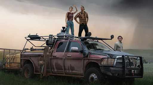 Глен Пауэлл пытается обуздать стихию в трейлере фильма «Смерч 2»