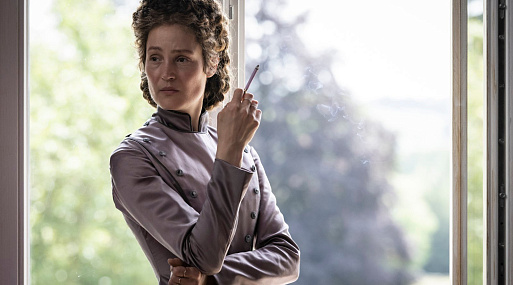 Вики Крипс томно курит и позирует в отрывке из каннского фильма «Корсаж»