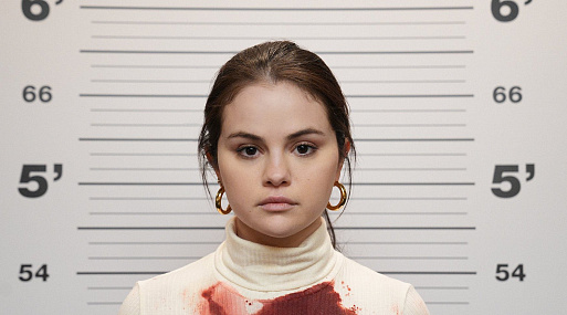 Фото: Селена Гомес в окровавленной одежде на кадре «Убийств в одном здании»