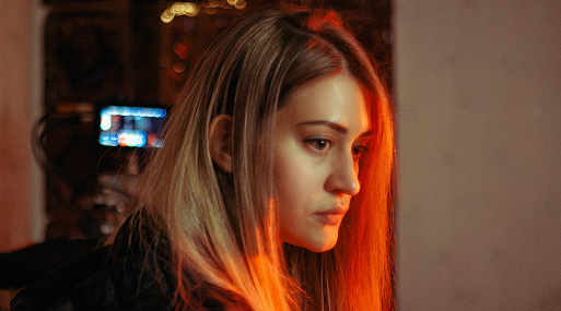 «Мы не снимаем кино взамен сеанса психотерапии, а просто ищем свой источник вдохновения»: Алиса Ерохина о своём дебюте «Накануне»