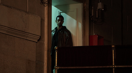 Риз Ахмед помогает Лили Джеймс в дублированном трейлере «Диспетчера»