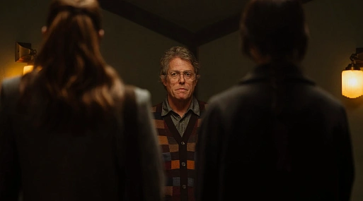 Хью Грант принимает гостей в новом трейлере хоррора «Еретик» от А24