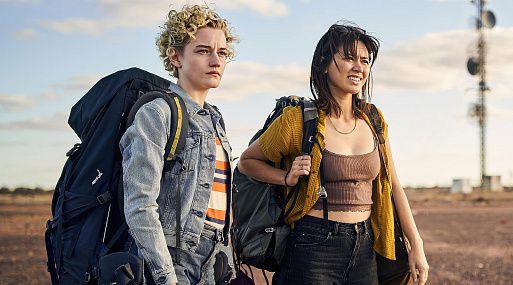 Джессика Хенвик и Джулия Гарнер в трейлере фильма «Отель "Ройал"»