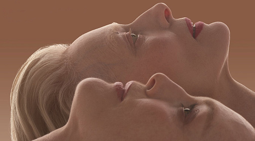 Тильда Суинтон и Джулианна Мур на постере «Комнаты по соседству» Педро Альмодовара