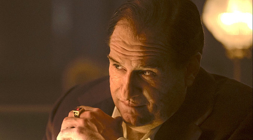 Колин Фаррелл смотрит на утопающий Готэм-Сити в тизере сериала «Пингвин»