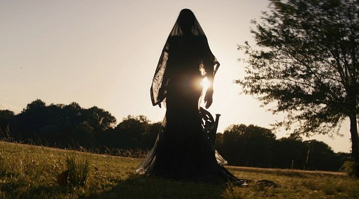 Вышел новый ролик хоррора «Женщина во дворе» от Blumhouse