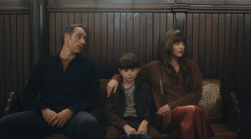 Дакота Джонсон и Кайл Марвини в трейлере Каннской комедии «Нескромные»