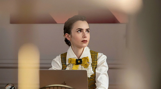 Лили Коллинз на постере финального сезона «Эмили в Париже»