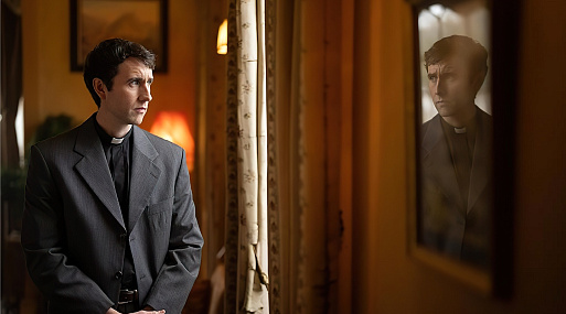 Мэттью Льюис в образе священника-детектива в новом трейлере «Убийства перед вечерней»