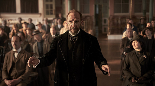 Рэйф Файнс в трейлере «Хорового пения» — фильма-участника кинофестиваля в Торонто