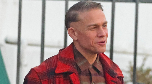 Неузнаваемый Чарли Ханнэм в роли Эда Гейна на съёмках третьего сезона «Монстра»