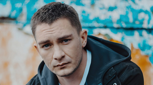 Никита Павленко создаёт подпольную лабораторию в трейлере сериала «Фарма»