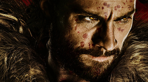 Аарон Тейлор-Джонсон смотрит на огонь на новом кадре «Крэйвена-охотника»