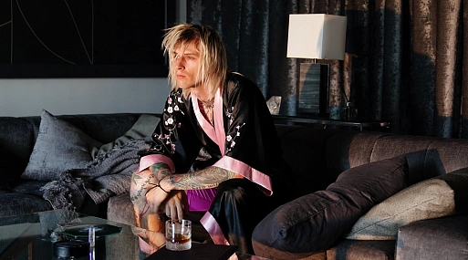 Machine Gun Kelly познаёт обратную сторону славы в трейлере «Тельца»