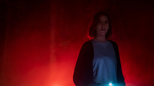 Дэн Стивенс и Элисон Бри убегают от маньяка в трейлере режиссёрского дебюта Дэйва Франко «Кто не спрятался»