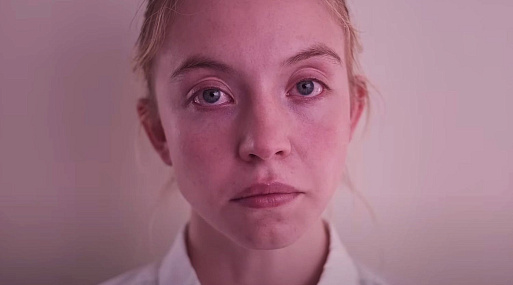 Сидни Суини пытается избежать тюрьмы в трейлере фильма «Реалити»