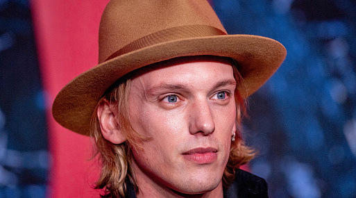 Джейми Кэмпбелл Бауэр сыграет в ремейке хоррора «Колдовская доска»