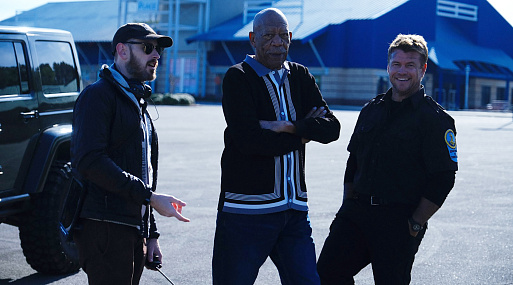 Морган Фримен и Люк Хемсворт на фотографиях со съёмок боевика «Стрелок»