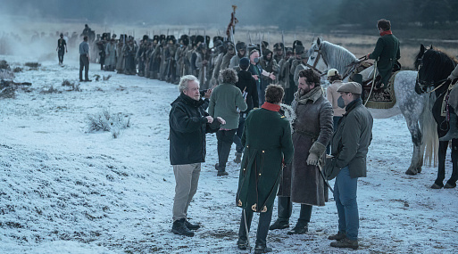 Ридли Скотт и команда на кадре со съёмок «Наполеона»