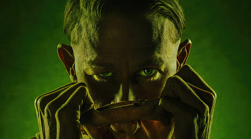 Чарли Ханнэм в образе Эда Гейна на постерах третьего сезона сериала «Монстр»