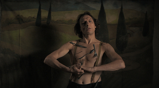 «Человек-магнит» удивляет своим даром на новых кадрах из драмеди