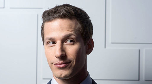 Энди Сэмберг и Джин Смарт сыграют в ромкоме от режиссёра «Круэллы»