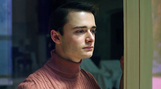 Жуткий Ноа Шнапп преследует Гаррета Хедлунда в трейлере фильма «Репетитор»