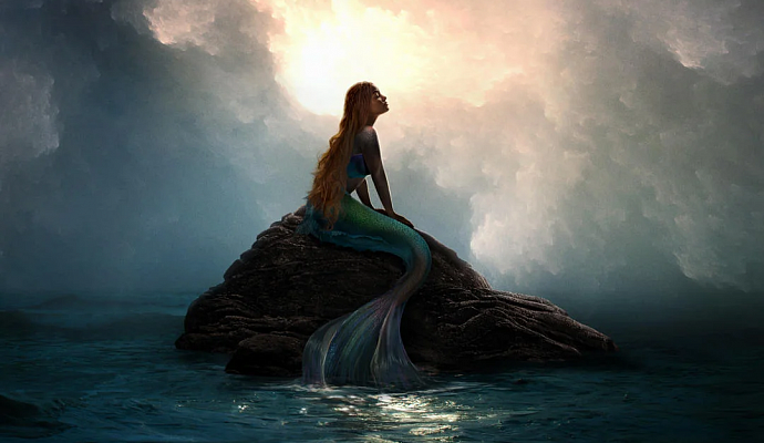 Холли Бэйли возвышается над волнами на первом постере фильма «Русалочка»