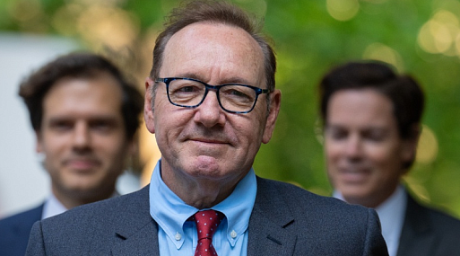 Кевина Спейси признали невиновным по делам о сексуальных домогательствах