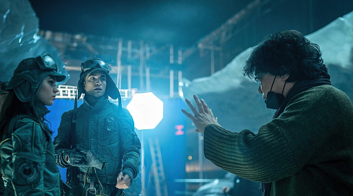 Пон Джун-хо и Роберт Паттинсон на свежем кадре со съёмок «Микки 17»