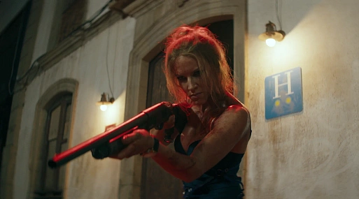 Шарлотта Кирк марает руки в трейлере боевика «Герцогиня»