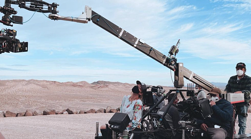 Флоренс Пью и Гарри Стайлс на фото со съёмок фильма Оливии Уайлд «Не волнуйся, солнышко»