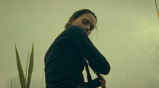 Дейзи Ридли выходит на охоту в дублированном трейлере «Дочь Болотного царя»