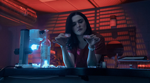 Рэйчел Вайс «раздвоилась» на кадрах из мини-сериала «Связанные насмерть»