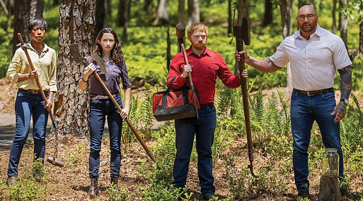 Четвёрка неизвестных готовится к атаке на новом кадре из «Стука в хижине» М. Найта Шьямалана
