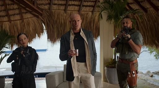 Марк Стронг начинает охоту за Омаром Си в отрывке боевика «Лига теней»