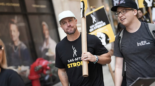 Стивен Амелл был замечен среди бастующих участников Гильдии актёров