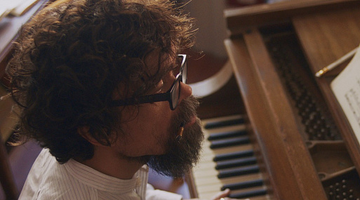 Ромком с Питером Динклэйджем откроет Берлинский кинофестиваль — 2023