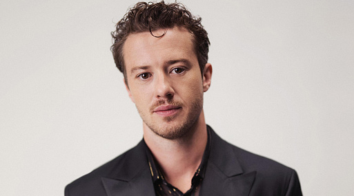 Джозеф Куинн главный претендент на роль Джорджа Харрисона в байопиках The Beatles