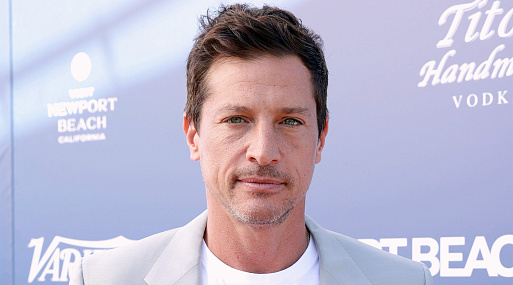 Саймон Рекс станет сторонником теории заговора в новой комедии