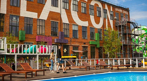 Онлайн-кинотеатр ivi и дизайн-квартал «Флакон» открывают гибридный драйв-ин