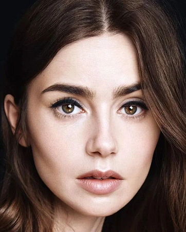 Лили Коллинз