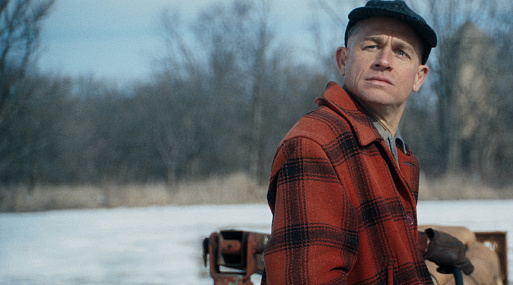 Чарли Ханнэм в образе Эда Гина в новом трейлере «Монстра»