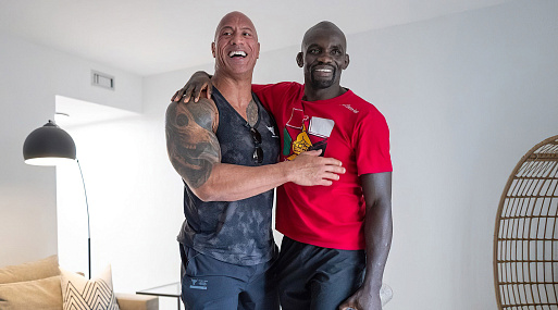 Дуэйн Джонсон передал ключи от новенького дома бойцу Тембе Горимбо