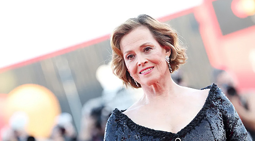 Сигурни Уивер может присоединиться к сериалу о Ларе Крофт